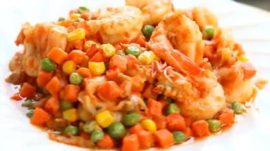 Tabakta demirhindi soslu kızarmış karides, Tayland yemeği.