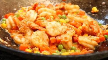 Kızarmış karides, doğranmış yeşil bezelye, mısır ve havuç, Tayland sokak yemeği.