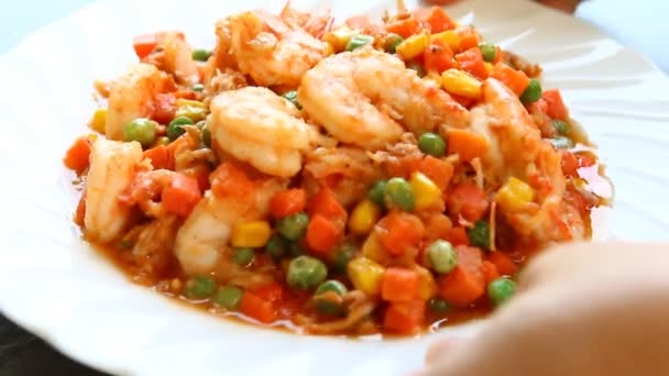 Crevettes Frites Sauce Tamarin Dans Une Assiette Cuisine Thaïlandaise Célèbre — Video