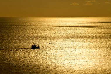 Phromthep Burnu 'nda gün batımı ve deniz feneri Thailan