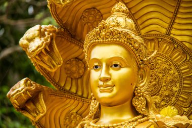 Huai Tueng thao Baraj Parkı 'ndaki Wisnu veya Narayana heykeli