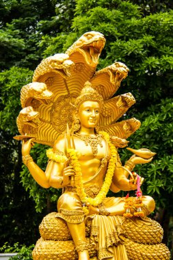 Huai Tueng thao Baraj Parkı 'ndaki Wisnu veya Narayana heykeli