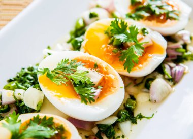Salatalı orta pişmiş yumurta. 