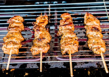 Fırında domuz kızartması.