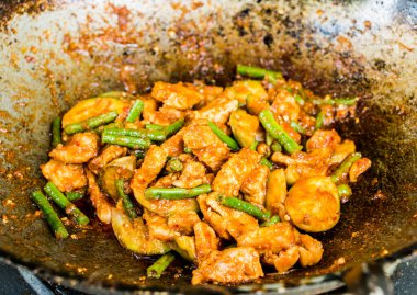 Kızarmış domuz ve köri ezmesi.