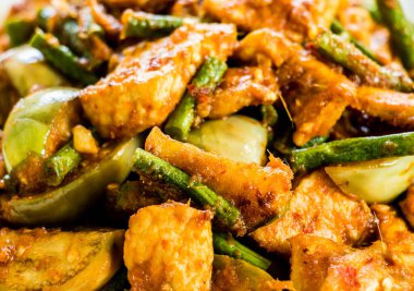 Kızarmış domuz ve köri ezmesi.