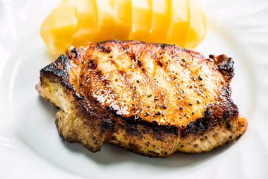 Domuz eti ve haşlanmış patates. 