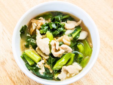 Kızarmış erişte ve sebzeli domuz eti.