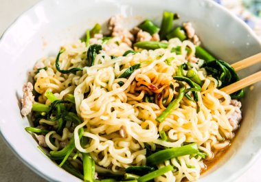 Erişte mi yoksa kasede domuz ve sebzeli ramen mi?