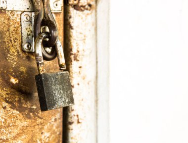 Kilitli, yakın metal kapı.