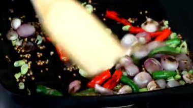 Sebzeli Asya yemeği manzarası.