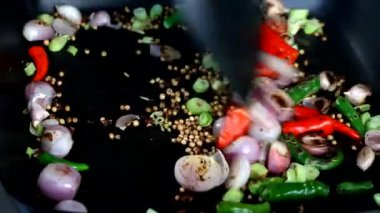 Sebzeli Asya yemeği manzarası.