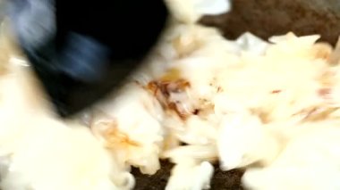 Tavada erişte kızartan adam, Tayland yemeği..