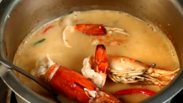 Koken Tom Yum Kung Garnalen Pittige Soep Thaise Beroemde Gerechten — Stockvideo