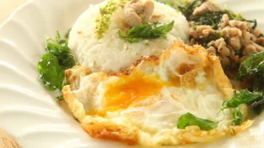Kızarmış domuz eti ve pirinçli fesleğen yumurtası, Tayland yemeği..