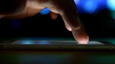 Parmaklar akıllı telefonun ekranında dans ediyor..