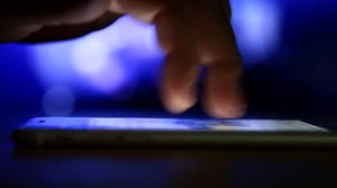 Parmaklar akıllı telefonun ekranında dans ediyor..