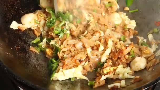 麺を揚げタイスタイルまたはパッタイ タイの有名な料理 — ストック動画