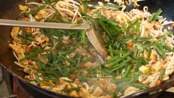 麺を揚げタイスタイルまたはパッタイ タイの有名な料理 — ストック動画