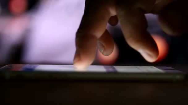 Mężczyzna Dotykając Smartfona Palcem — Wideo stockowe