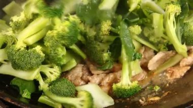 Tavada domuz etli brokoli, dışarıda Chiangmai Tayland