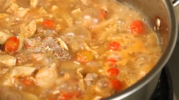 식품인 페이스트로 신맛있는 수프를 요리하는 — 비디오