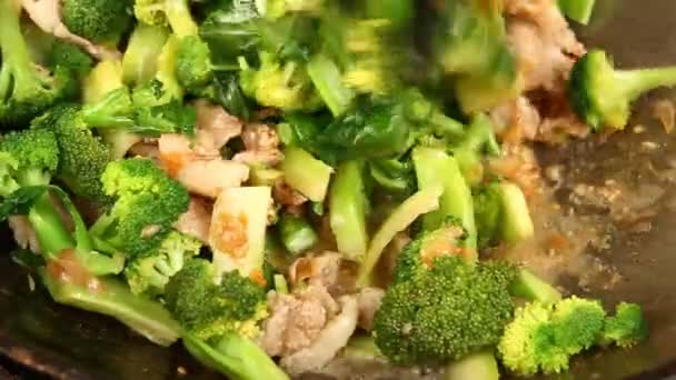 Steka Broccoli Med Fläsk Pan Utomhus Chiangmai Thailand — Stockvideo