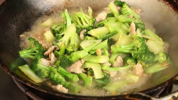 Steka Broccoli Med Fläsk Pan Utomhus Chiangmai Thailand — Stockvideo