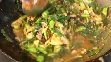 Sebze pişiren adam mı yoksa Tayland 'ın ünlü kuzey yemekleri olan Kang Care mi?.