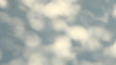 Duvarda gölgeler bırakır, Chiangmai Tayland açıklarında.