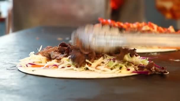 Homem Fazendo Kebab Comida Rua — Vídeo de Stock