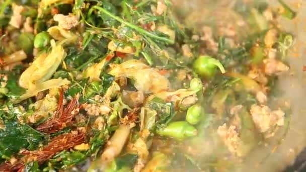 男子烹调蔬菜混合咖哩或姜汁 泰国著名的北方食品 — 图库视频影像