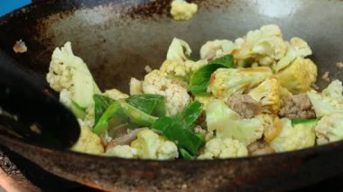 Tavada domuz pirzolası ve vermicelli ile kızartılmış karnabahar, Tayland yemeği.