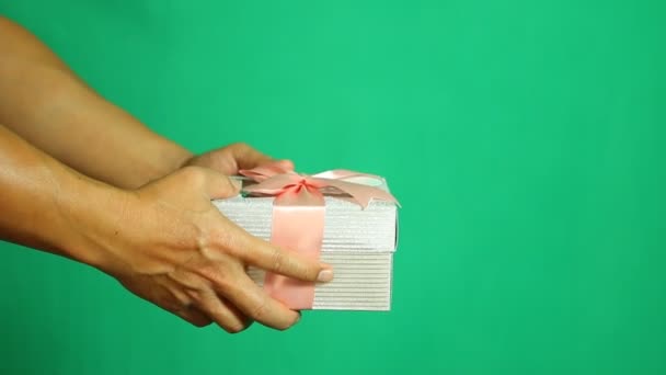 Homem Dando Caixa Presente Para Alguém Com Fundo Verde Atirando — Vídeo de Stock