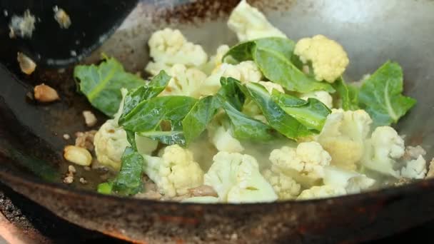 将花椰菜与切碎的猪肉和意大利面放在锅里煎 泰国菜 — 图库视频影像