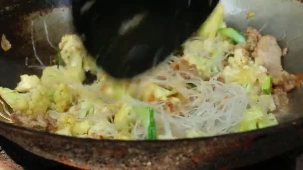 将花椰菜与切碎的猪肉和意大利面放在锅里煎 泰国菜 — 图库视频影像