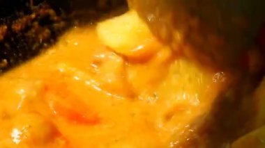 Kari köri tencerede, Hint yemeği.