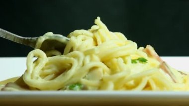 Carbonara soslu spagetti.