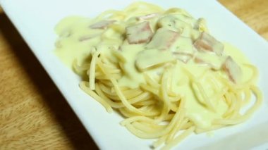 Carbonara soslu spagetti.
