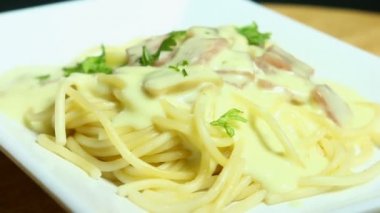 Carbonara soslu spagetti.