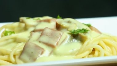 Carbonara soslu spagetti.