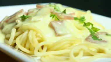 Carbonara soslu spagetti.