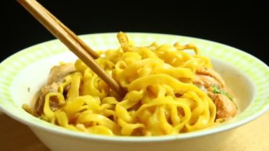 Kasede sarı erişte, Tayland yemeği veya Çin yemeği..