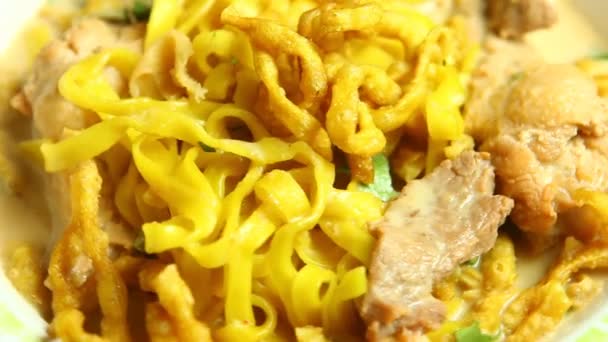 黄色の麺をボウル タイ料理または中華料理 — ストック動画