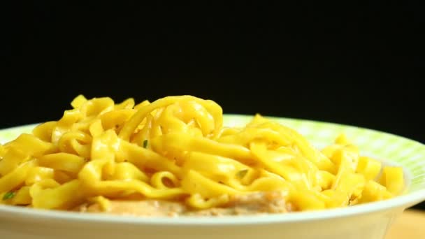 Macarrão Amarelo Frito Com Carne Porco Picada Estúdio Chiangmai Tailândia — Vídeo de Stock