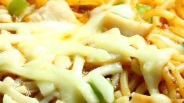 Tabakta mozzarella peynirli spagetti.