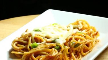 Tabakta mozzarella peynirli spagetti.