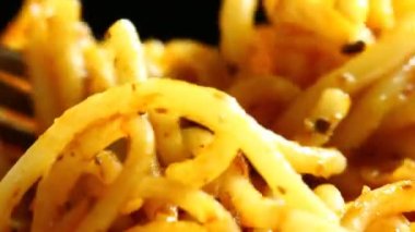 Tabakta mozzarella peynirli spagetti.
