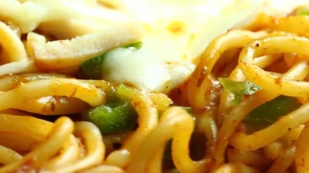 Spaghetti Med Mozzarellaost Tallriken — Stockvideo