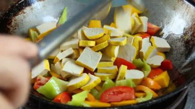 Sebzeli Asya yemeği manzarası.